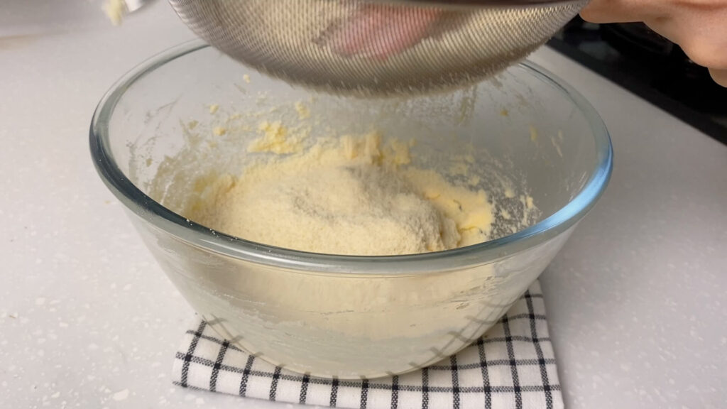 蘭姆櫻桃奶油夾心餅乾食譜：篩入粉類