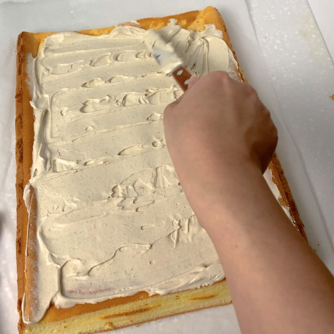 栗子蛋糕捲做法：抹上栗子鮮奶油