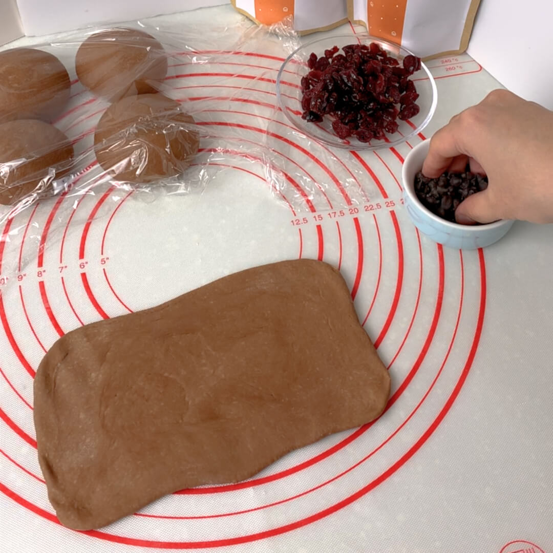巧克力蔓越莓夾心貝果做法：桿呈長方形