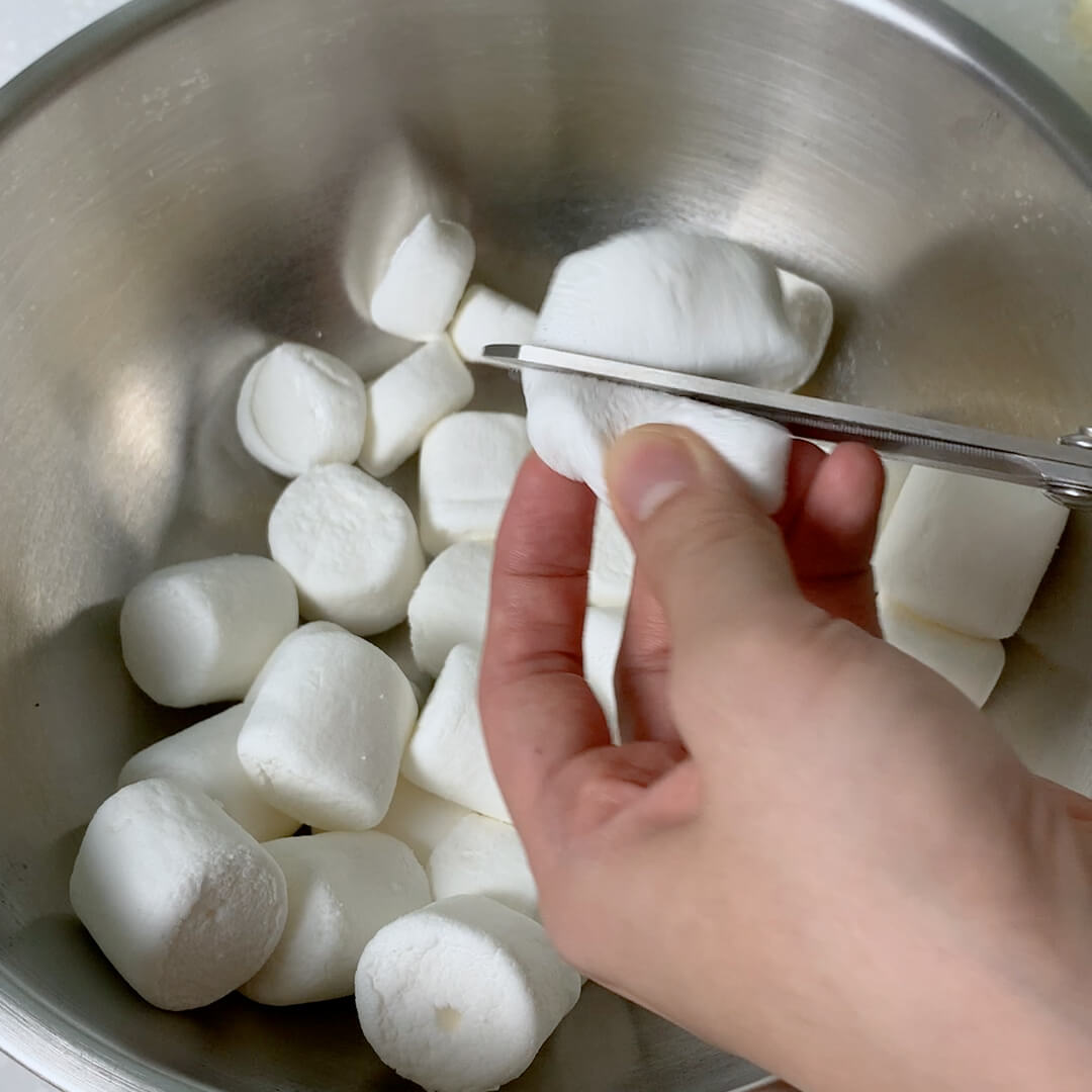 雪Q餅材料比例分享，第一步把棉花糖剪小塊