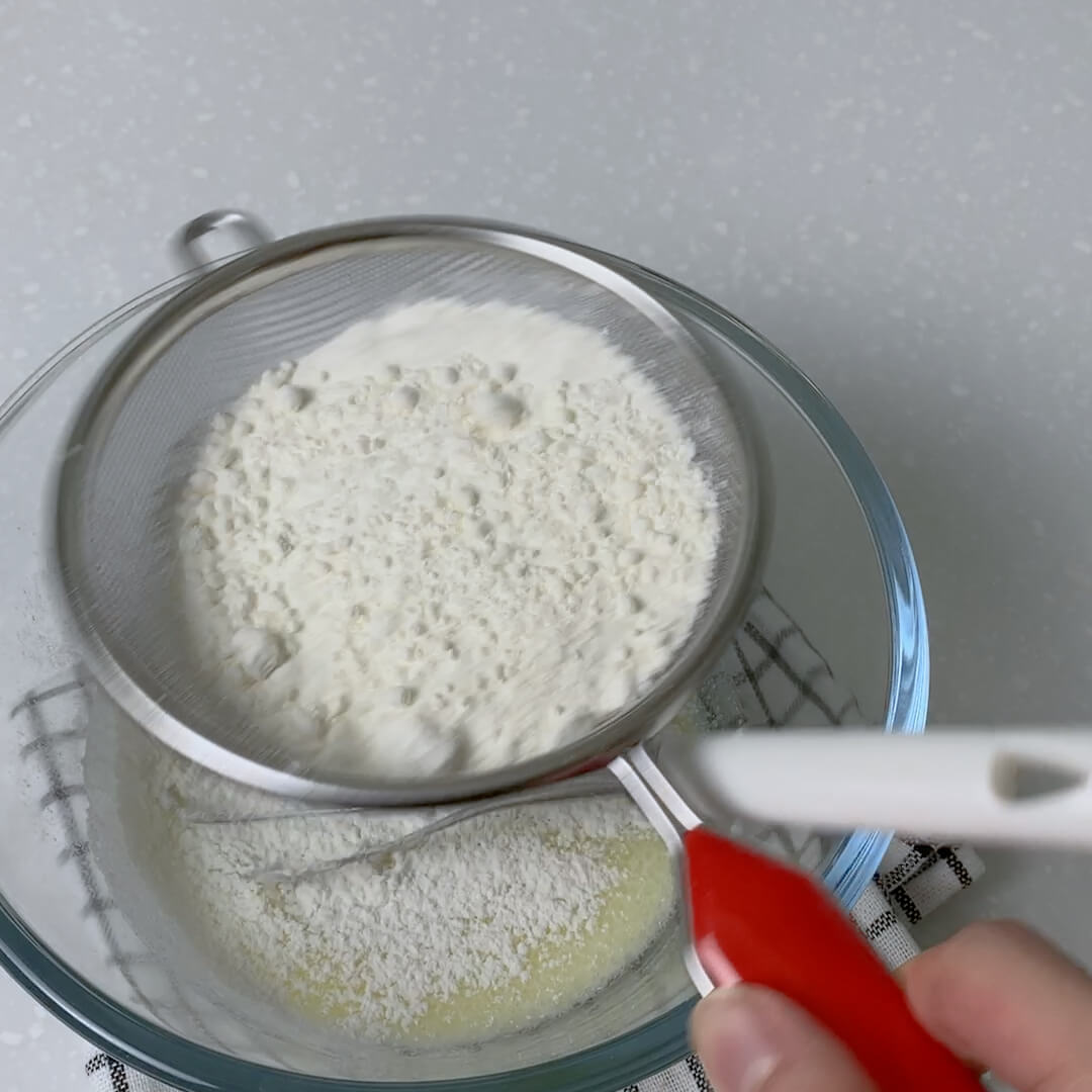 芋泥蛋糕捲做法：篩入麵粉