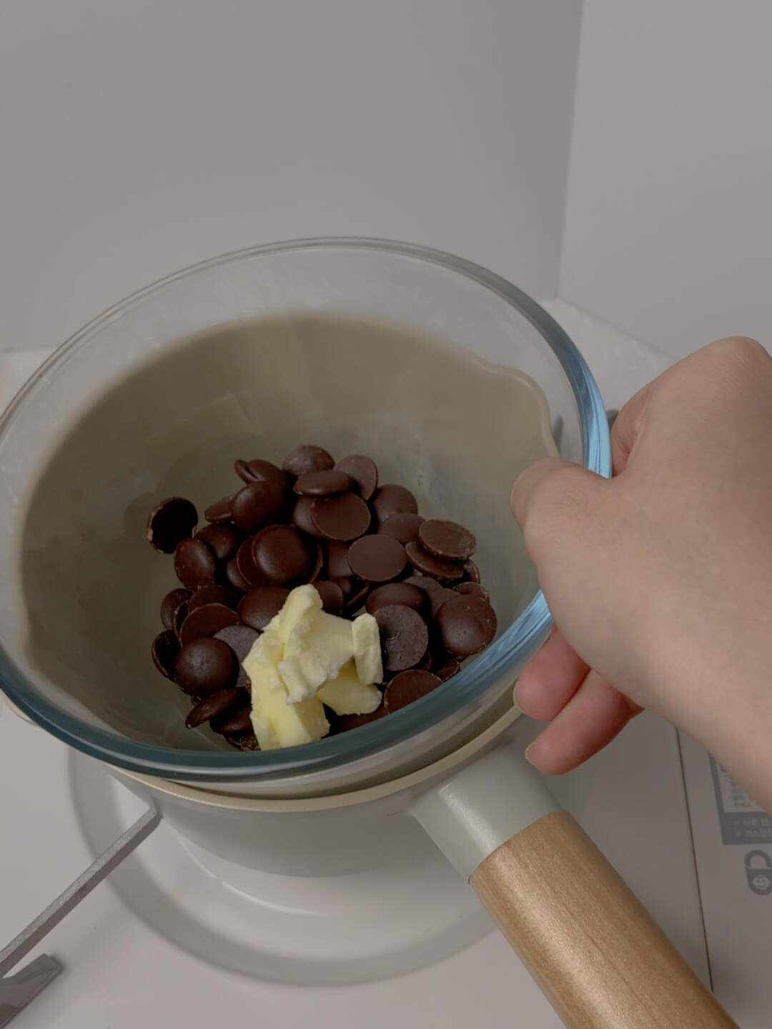 巧克力布朗尼軟餅乾食譜：巧克力奶油隔水加熱