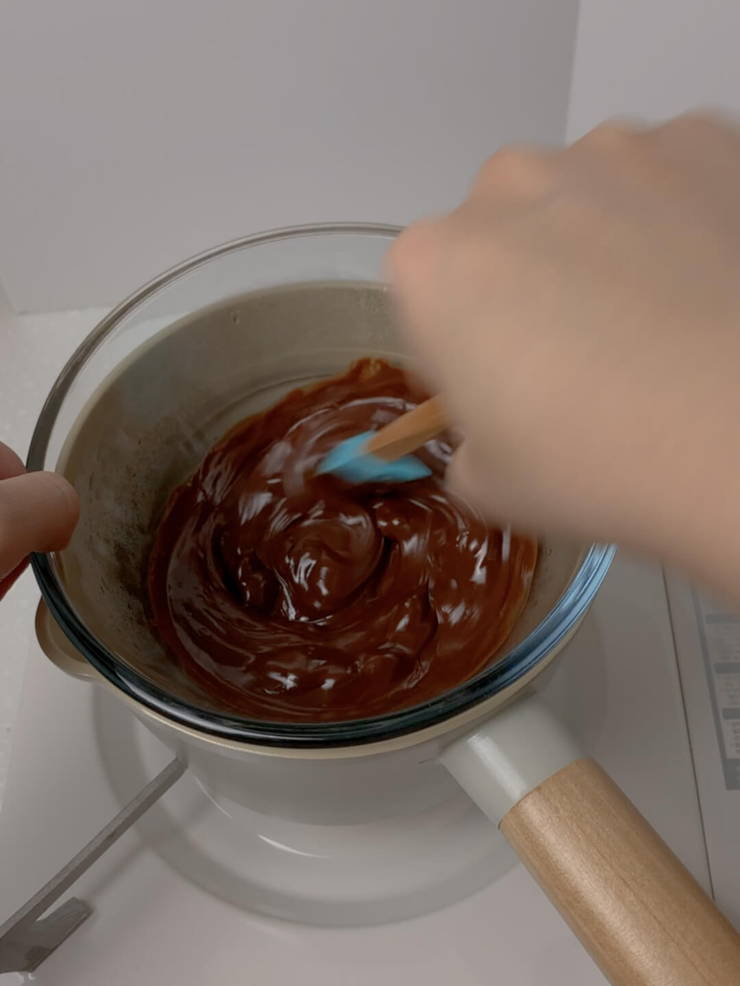巧克力布朗尼軟餅乾食譜：攪拌至大致融化