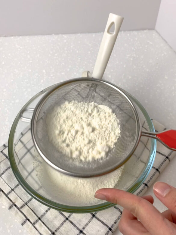 瑪德蓮食譜做法：過篩麵粉