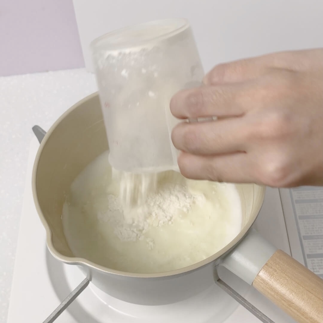 脆皮菠蘿泡芙做法：加入麵粉