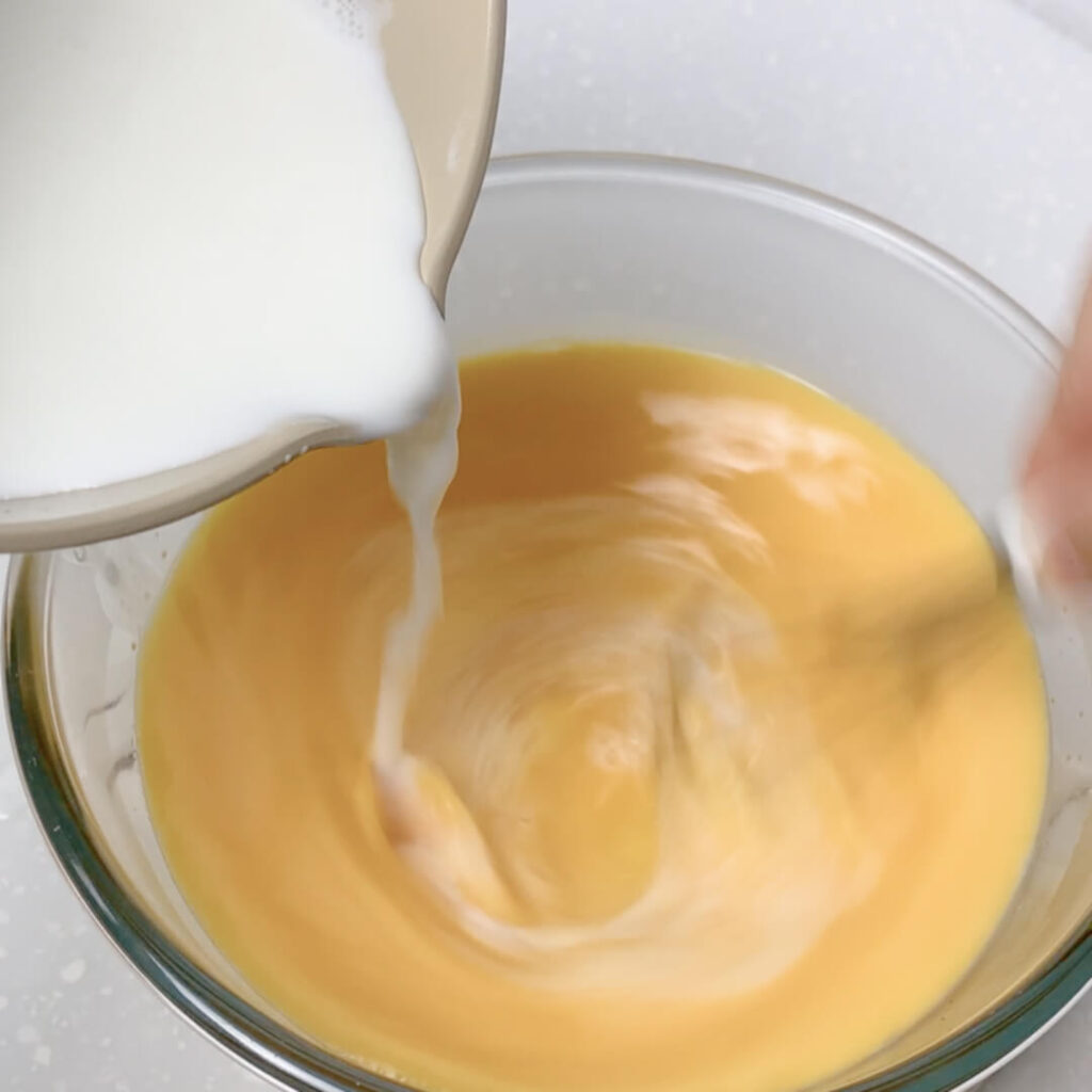 焦糖布丁食譜做法：慢慢加入熱牛奶