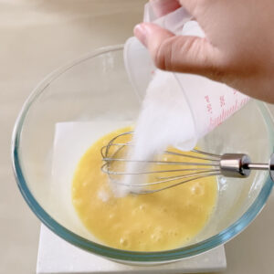 銅鑼燒做法：加入砂糖