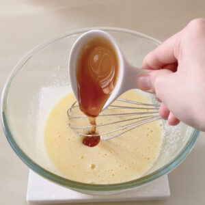 銅鑼燒做法：加入蜂蜜