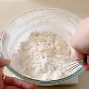 銅鑼燒做法：加入麵粉