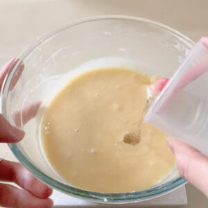 銅鑼燒做法：加水