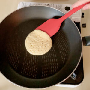 銅鑼燒做法：起泡翻面