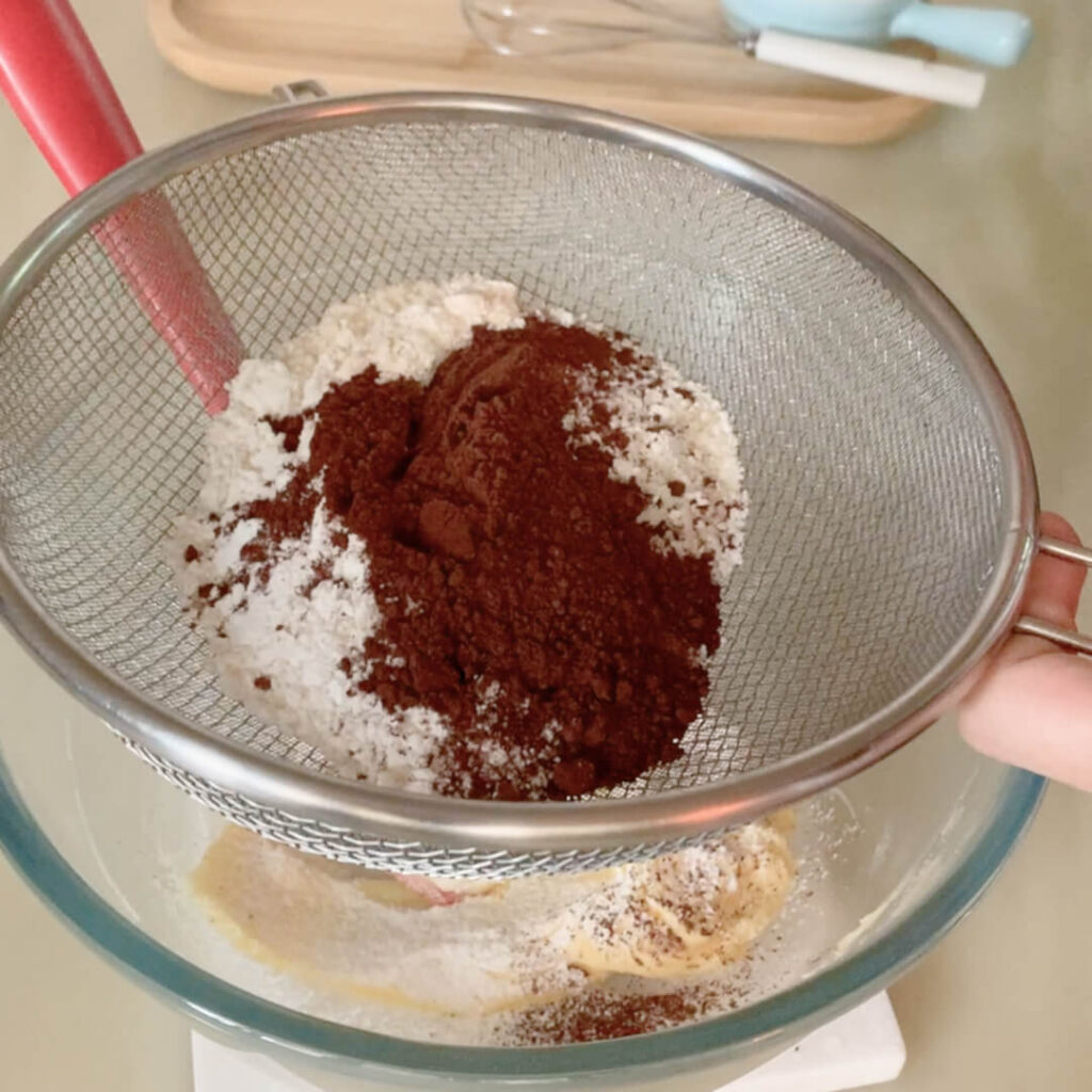 生巧克力塔做法：篩入粉類