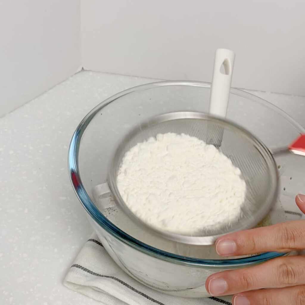 芝麻蛋糕捲做法：加入麵粉