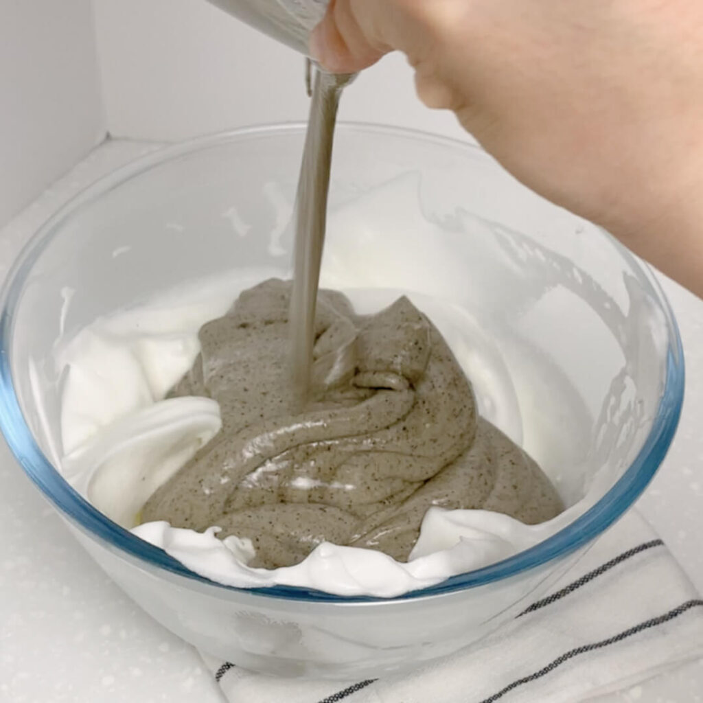 芝麻蛋糕捲做法：混合蛋白霜