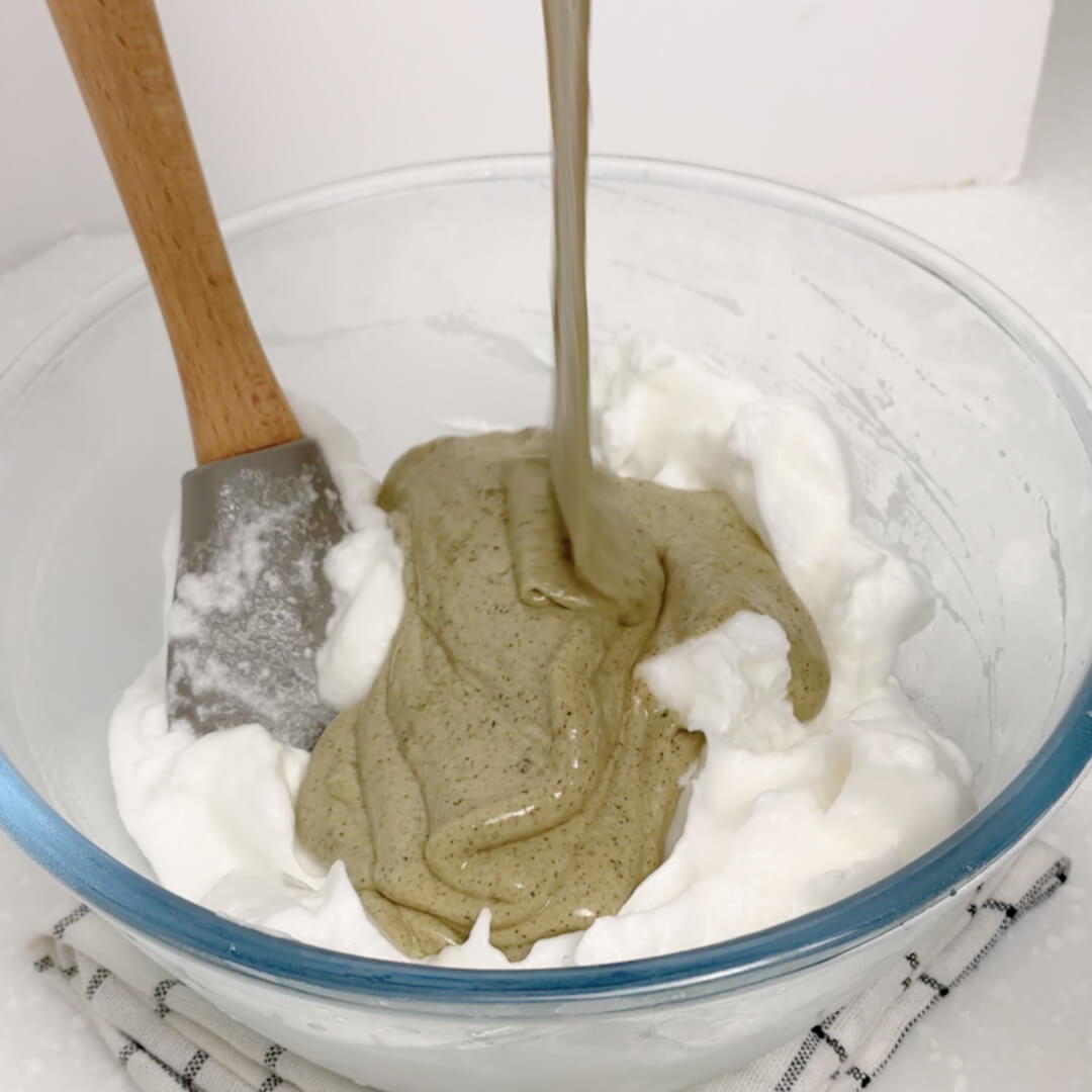 芝麻戚風蛋糕做法：混合蛋白霜