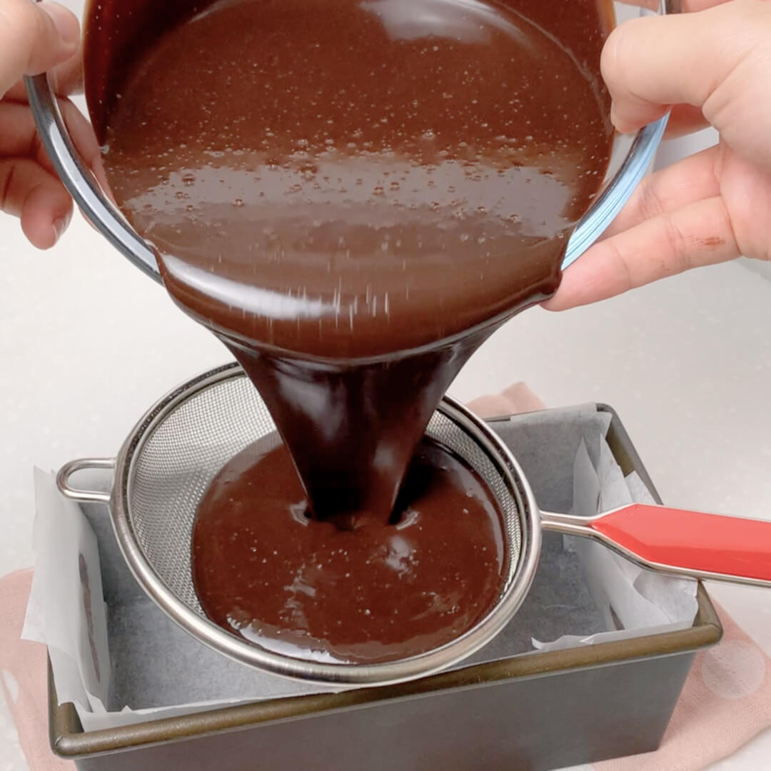 濃厚重巧克力蛋糕食譜：過篩麵糊