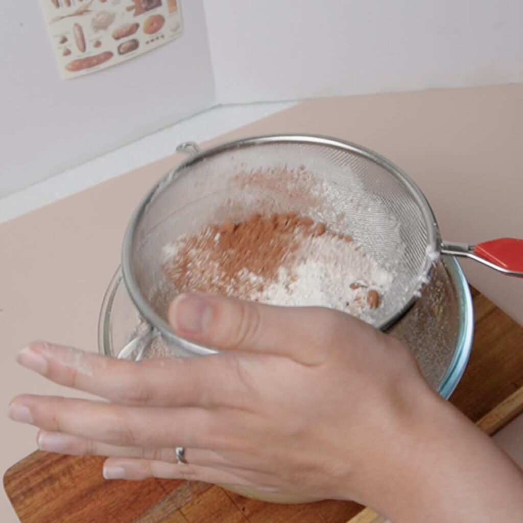 咖啡豆餅乾食譜：篩入麵粉、可可粉