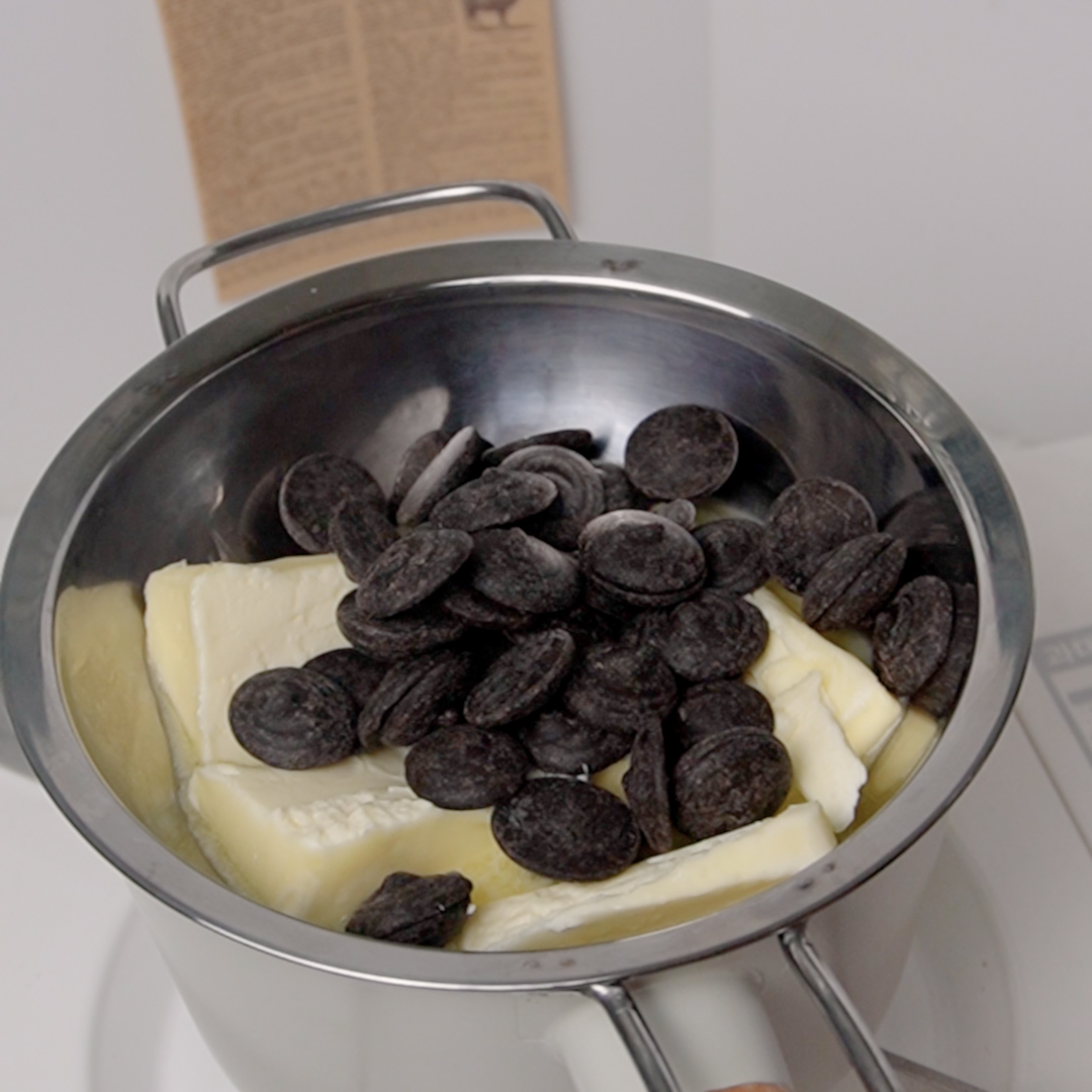 濕潤布朗尼食譜：準備奶油與巧克力隔水加熱