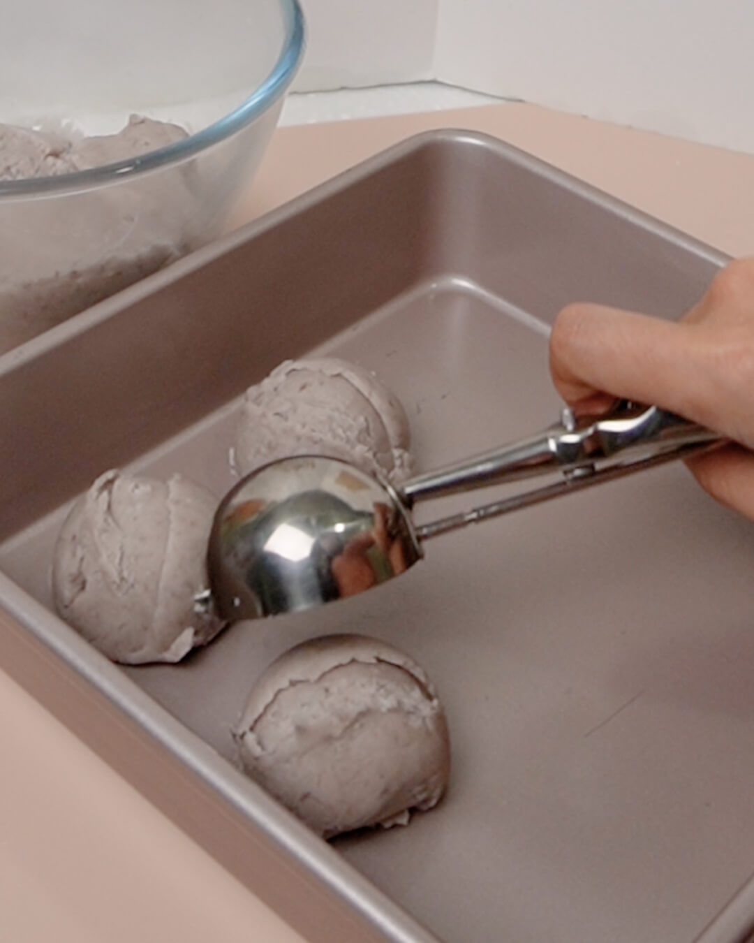 氣炸芋丸做法：用冰淇淋勺分成小球