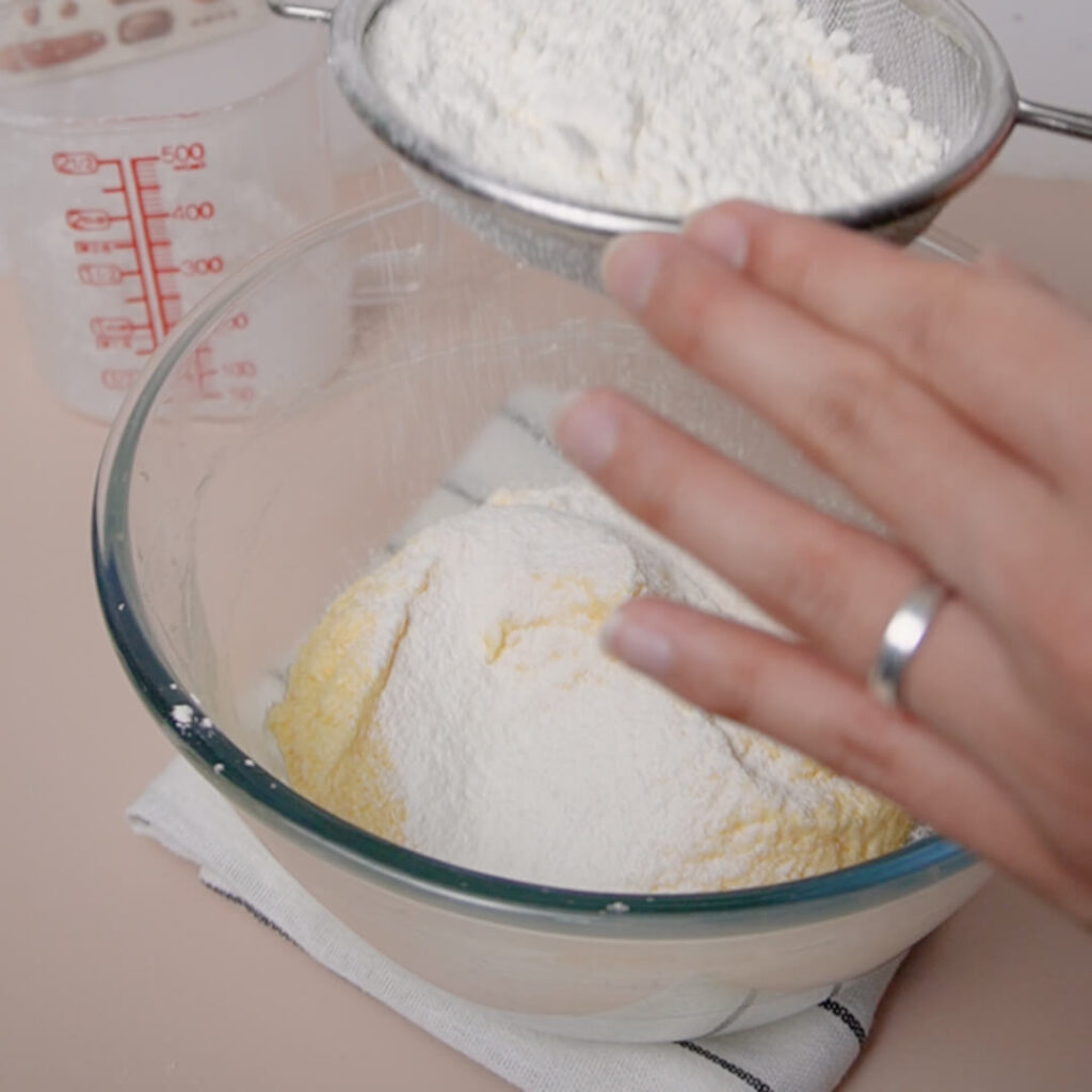櫻桃奶酥頂磅蛋糕做法：殺入麵粉