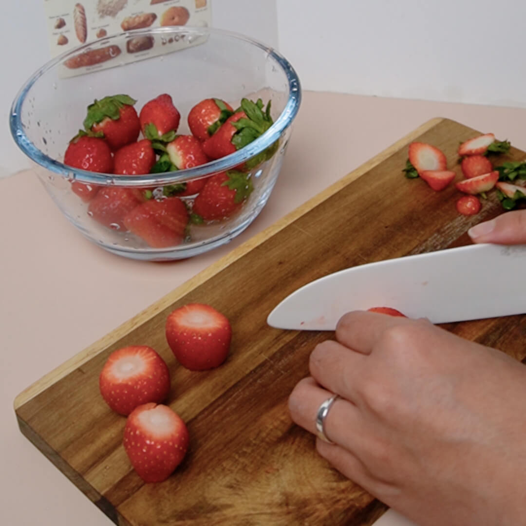 草莓蛋糕捲做法：準備草莓