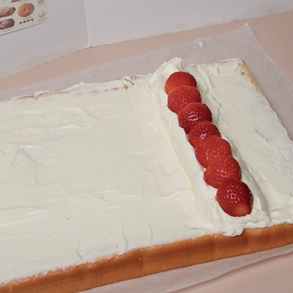 草莓蛋糕捲做法：擺上草莓