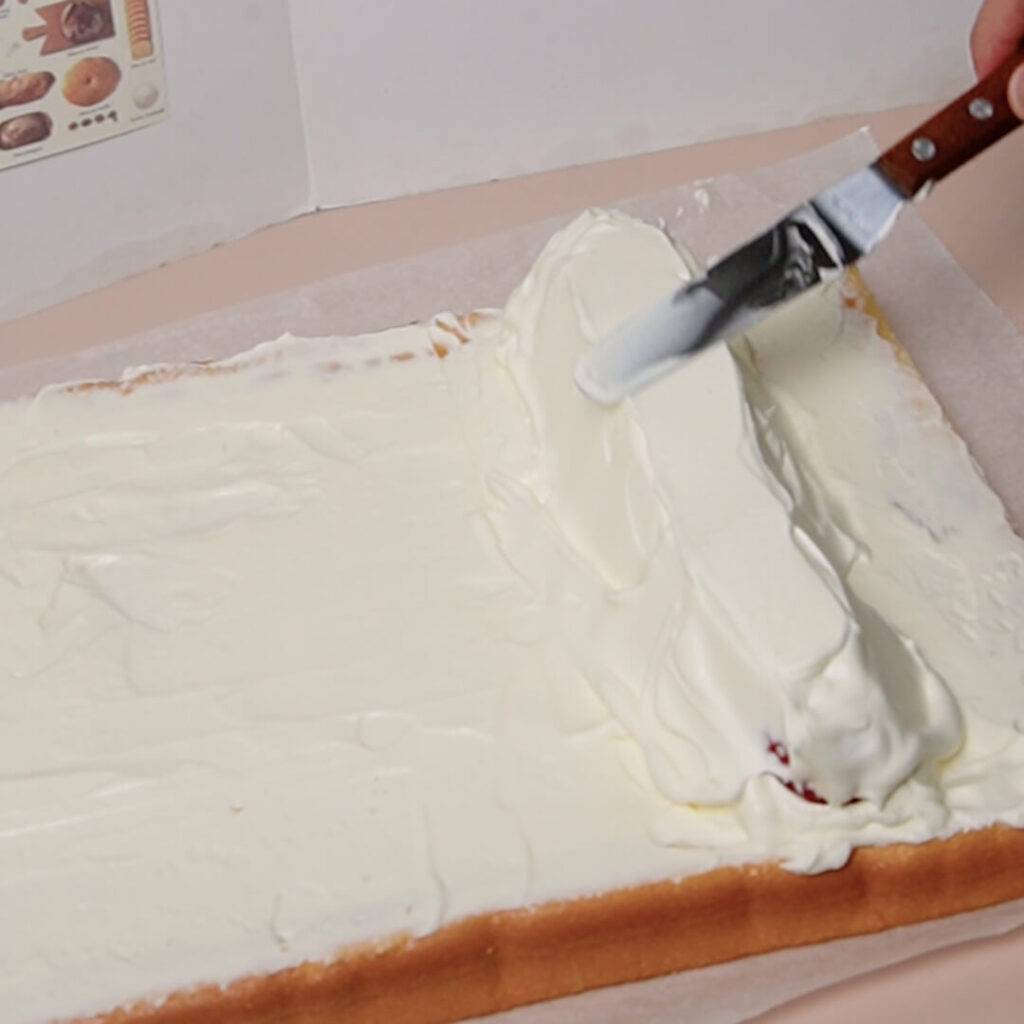 草莓蛋糕捲做法：蓋上鮮奶油