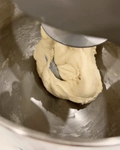 起司堡麵團攪拌至可以拉出厚膜