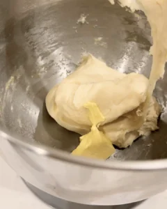 麵團加入奶油繼續攪拌