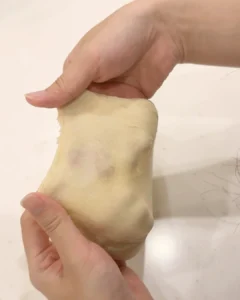 起司堡麵團撐開成薄膜