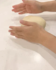 麵團在桌上收圓