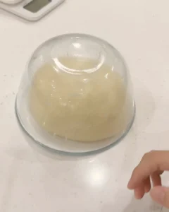 收圓的麵團蓋上玻璃碗休息 30 分鐘