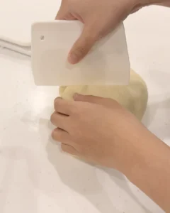 用刮板分割起司堡麵團