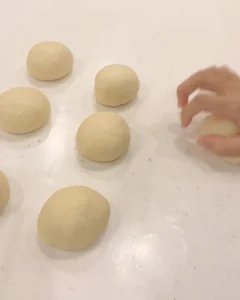 分割成 7 份的小麵團滾圓