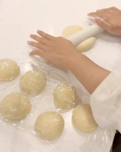 用擀麵棍把小麵團桿開