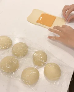 桿開的麵皮放上起司片