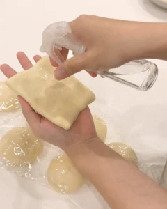 包好起司片的麵團表面噴水