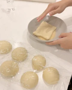 麵團表面沾上帕瑪森起司粉