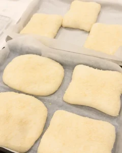 二次發酵完成的起司堡麵團排在烤盤上