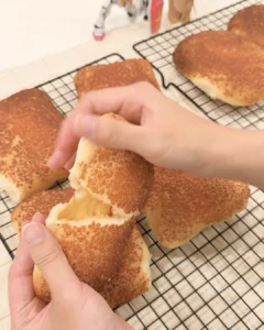 雙手撕開起司堡，起司爆漿