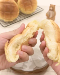 菠蘿麵包剖面，麵包體鬆軟有拉絲