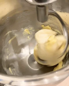 麵團打出筋膜後加入奶油繼續攪拌