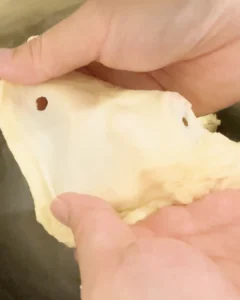 菠蘿麵包麵團拉出透光的薄膜