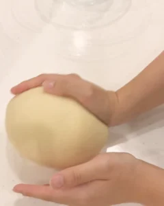 麵團出缸後用雙手收圓
