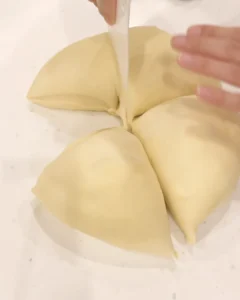 用刮板分割發酵好的麵團