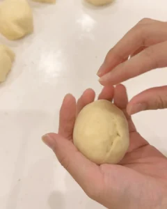 分割好的小麵團在手心滾圓
