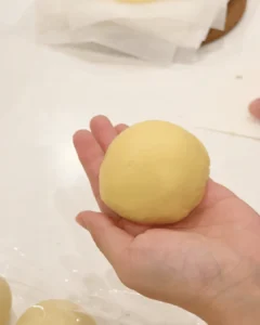 包好菠蘿酥皮的麵團放在手心