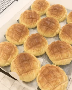 一整盤剛出爐的菠蘿麵包