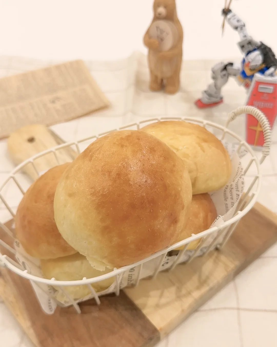 鐵籃裡烤好的牛排館餐包
