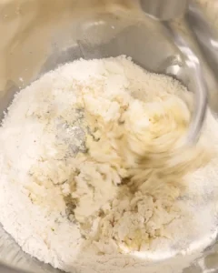 除了奶油以外的材料放入攪拌缸攪拌